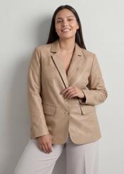 Beżowa skórzana marynarka damska PLUS SIZE KURDS-0645L-1B(W26), widok produktu od przodu na modelce, widoczna połowa sylwetki.