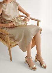 Skórzane sandały damskie w kolorze złotym BUTYD-1179-2X(W26), widok produktu z przodu na stopach modelki.