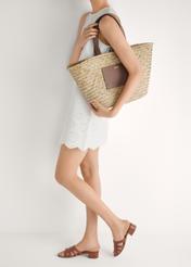 Skórzane klapki damskie na słupku BUTYD-1265-1F(W26), widok produktu z boku na stopach modelki. 