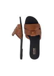 Camelowe klapki damskie z plecionką BUTYD-0903C-1D(W26), widok produktu z góry na białym tle.