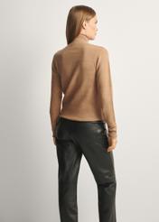 Camelowy sweter damski z domieszką wełny SWEDT-0241-24(Z25), widok produktu z tyłu na modelce. Widoczna połowa sylwetki.