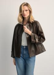 Skórzana kurtka damska w kolorze ciemnobrązowym KURDS-0604-1I(W26), widok produktu z przodu na modelce. Widoczna połowa sylwetki.