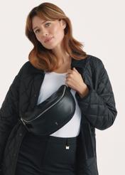 Czarna torebka damska TOREC-1050-99(Z25), widok produktu przodem na modelce, widoczne pół sylwetki.