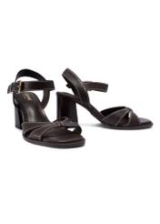 Ciemnobrązowe skórzane sandały na słupku BUTYD-1232-1I(W26), widok produktu skosem na białym tle.