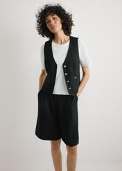 Czarna kamizelka z wiskozy i lnu KAMDT-0038-99(W26) - widok produktu z przodu, na modelce, na jasnym tle, Widoczna sylwetka do kolan. 