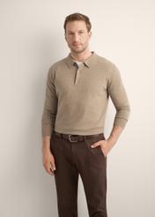 Camelowy wełniany sweter męski SWEMT-0197-1D(Z26), widok produktu od przodu na modelu. Widoczna połowa sylwetki.