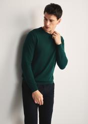 Zielony sweter męski basic SWEMT-0114A-54(Z25), widok produktu od przodu na modelu, widoczna połowa sylwetki.