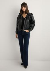 Czarna skórzana kurtka damska z kapturem KURDS-0412-99(W26), widok produktu z przodu na modelce. Widoczna cała sylwetka.