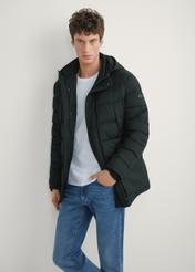 Czarna zimowa kurtka męska KURMT-0379-99(Z25), widok produktu z przodu na modelu. Widoczna połowa sylwetki.