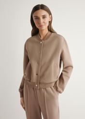 Bluza damska w kolorze camelu BLZDT-0121-1D(W26), widok produktu z przodu na modelce. Widoczna połowa sylwetki.