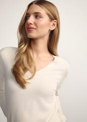 Kremowy sweter z dekoltem V-neck SWEDT-0201-0B(W26), zbliżenie na produkt na modelce.