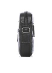 Czarna mała skórzana torba męska TORMS-0498-99(W26) - widok produktu z boku, na białym tle. 