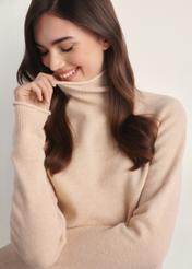 Beżowy sweter damski z golfem SWEDT-0241-80(Z25), zbliżenie na produkt na modelce. 