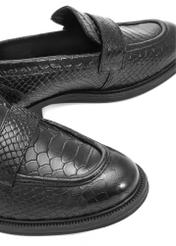 Czarne skórzane mokasyny damskie croco BUTYD-1198-99(Z25), zbliżenie na detal produktu na białym tle.