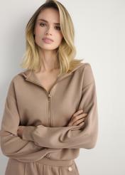 Kamelowa bluza damska z suwakiem BLZDT-0108A-1D(W26), zbliżenie na produkt z przodu na modelce. Widoczna połowa sylwetki.