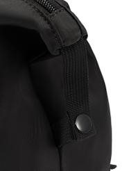 Czarna torba męska TORMN-0369-99(Z25), zbliżenie na detal produktu na białym tle.