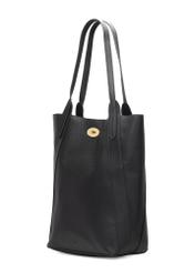 Czarna duża torebka damska shopper TOREC-1142-9I(W26), widok produktu skosem na białym tle.