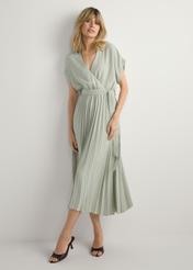 Długa szałwiowa sukienka damska SUKDT-0274-8F(W26), widok produktu z przodu na modelce. Widoczna cała sylwetka.