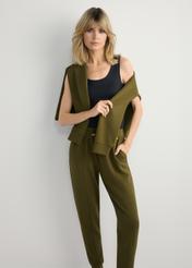 Bluza damska khaki z kapturem BLZDT-0111A-8D(W26), widok produktu na ramionach modelki. Widoczna cała sylwetka.