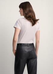 Beżowy T-shirt damski basic TSHDT-0111-81(KS), widok produktu z tyłu na modelce. Widoczna połowa sylwetki.