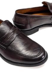 Brązowe skórzane mokasyny męskie BUTYM-0482-1I(W26), zbliżenie na detal produktu na białym tle.