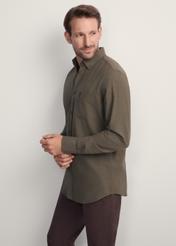 Koszula męska w kolorze khaki KOSMT-0299A-55(Z25), widok produktu z przodu na modelu. Widoczna połowa sylwetki.