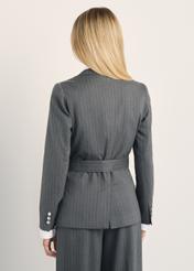 Szara marynarka damska w paski ZAKDT-0047-95(Z25) - widok produktu z tyłu na modelce. Widoczna połowa sylwetki. 