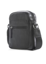 Czarna mała skórzana torba męska TORMS-0498-99(W26) - widok produktu po skosie, na białym tle. 