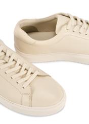 Białe skórzane buty sportowe BUTYM-0503A-0B(W26), zbliżenie na detal produktu na białym tle.