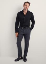 Czarna elegancka koszula męska KOSMT-0339-99(Z25), widok produktu z przodu na modelu. Widoczna cała sylwetka.