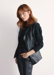 Czarna skórzana kamizelka damska KAMDS-0010-5344(W25), widok produktu bokiem na modelce, widoczne pół sylwetki.