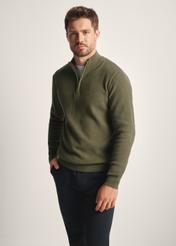 Sweter męski khaki z suwakiem SWEMT-0167-55(Z25), widok produktu z przodu na modelu. Widoczna połowa sylwetki.