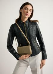 Mała torebka damska w kolorze beżu TOREC-1178-1P(W26), widok produktu na ramieniu modelki. Widoczna połowa sylwetki.