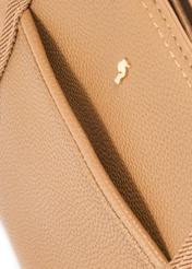 Duża torebka shopper camelowa TOREC-0977A-24(Z25), zbliżenie na logo produktu, widok na białym tle.