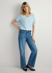 Jasnoniebieski T-shirt damski basic TSHDT-0120-7A(W26), widok produktu z przodu na modelce. Widoczna cała sylwetka.