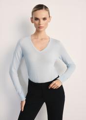 Błękitny sweter damski SWEDT-0250-62(Z25), widok produktu z przodu na modelce. Widoczna połowa sylwetki.