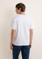Biały bawełniany T-shirt męski TSHMT-0161-0A(Z26), widok produktu z tyłu na modelu. Widoczna połowa sylwetki.