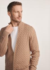 Sweter męski na suwak w kolorze karmelu SWEMT-0169-24(Z25), produkt widoczny od przodu na modelu, widoczne pół sylwetki.