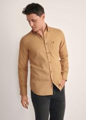 Koszula męska w kolorze camel KOSMT-0299A-1D(Z26), widok produktu od przodu na modelu, widoczna połowa sylwetki.