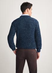 Granatowy sweter męski SWEMT-0183-68(Z25), widok produktu z tyłu na modelu. Widoczna połowa sylwetki.