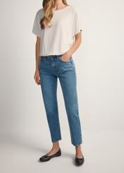 Ciemnoniebieskie spodnie jeansowe damskie JEADT-0011-7C(W26), widok produktu z przodu na modelce. Widoczna połowa sylwetki.