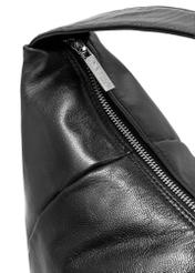 Czarna skórzana torebka hobo TORES-1135A-99(Z25), zbliżenie na detal produktu, widok na białym tle.