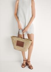 Skórzane sandały damskie w kolorze camelu BUTYD-1177-1D(W26) - widok produktu z przodu, na modelce, na jasnym tle. Widoczna połowa sylwetki. 