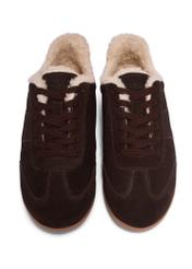 Zamszowe ciemnobrązowe sneakersy damskie BUTYD-1292-1I(Z26), widok produktu z przodu na białym tle.
