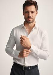 Biała koszula męska KOSMT-0334-12(Z25), widok produktu z przodu na modelu. Widoczna połowa sylwetki.