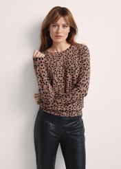 Bawełniany sweter damski SWEDT-0248-86(Z25), produkt widoczny z przodu na modelce, widoczne pół sylwetki.