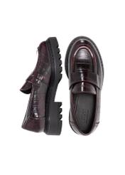 Bordowe mokasyny damskie croco BUTYD-1189-90(Z25), widok produktu z góry na białym tle.