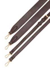 Czekoladowa listonoszka damska TOREC-0930B-89(Z25), widok pasków torebki na białym tle.