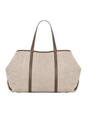 Beżowa torebka shopper w jodełkę TOREC-1330-1P(Z26) - widok produktu z tyłu, na białym tle.