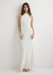 Sukienka ecru z wiskozy SUKDT-0264-0B(W26), widok produktu z przodu na modelce. Widoczna cała sylwetka.